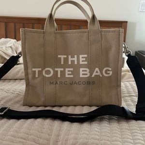 The tote bag by Marc Jacobs